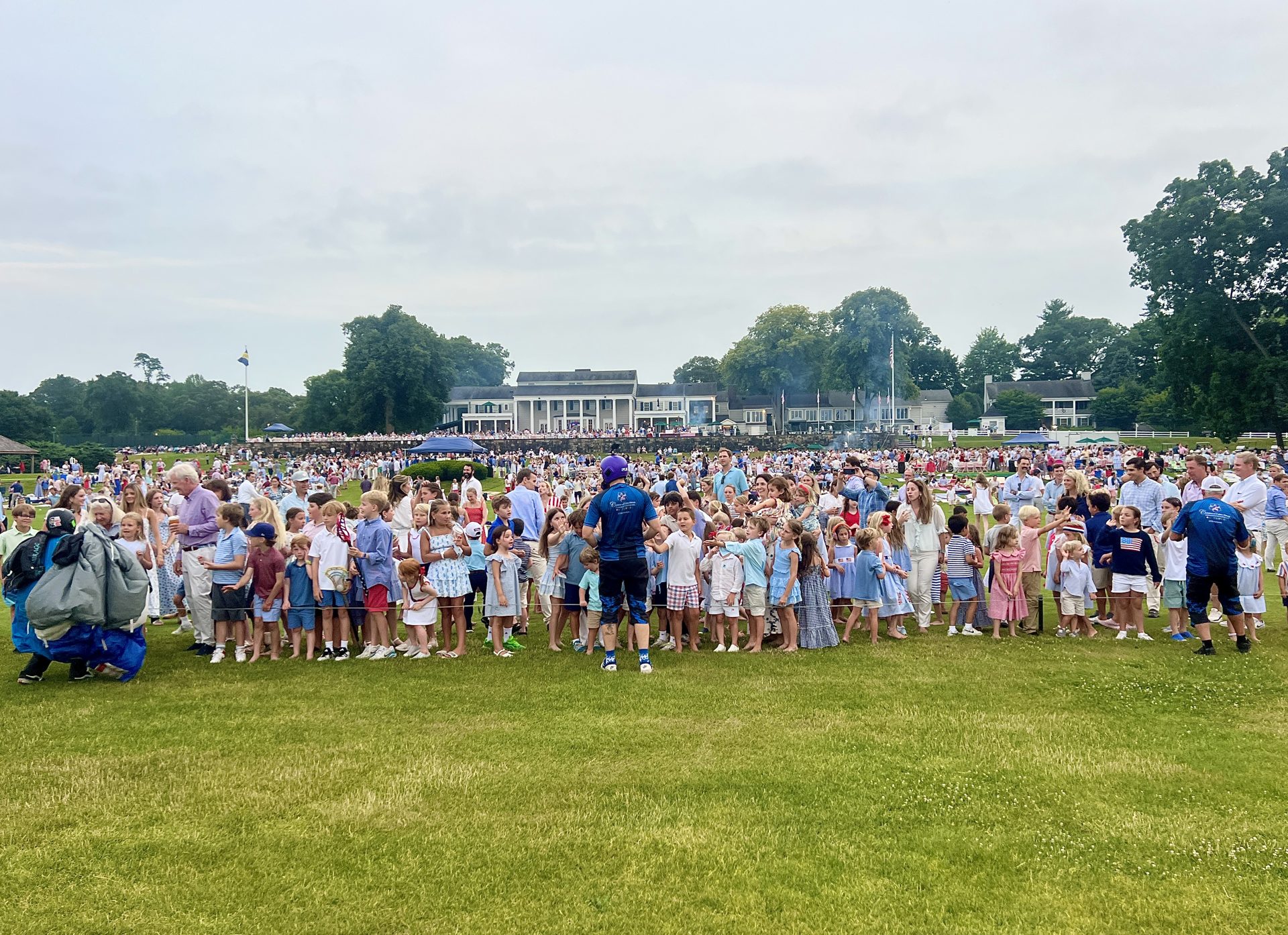 Crowd gathered for the CFH Dynamic Parachute Team at Piping Rock Club